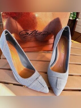 NIB Cathy Din USA Light Wash Denim Pointed-Toe Pumps - Size 8